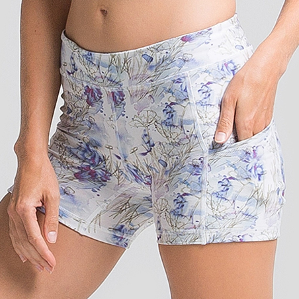 NWT Amari Poppy Swift Active Shorts MEDIUM/SMALL